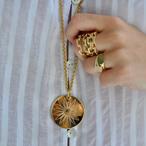 NESSA FLOWER DISC NECKLACE - 1.1/4"