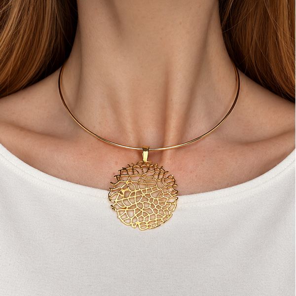 MAGGIE WEB DISC NECKLACE