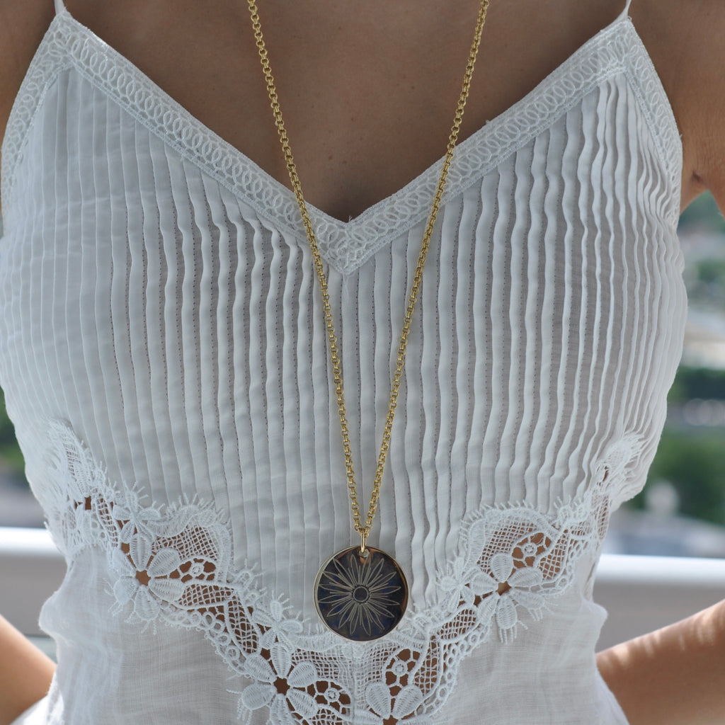 NESSA FLOWER DISC NECKLACE - 1.1/4"