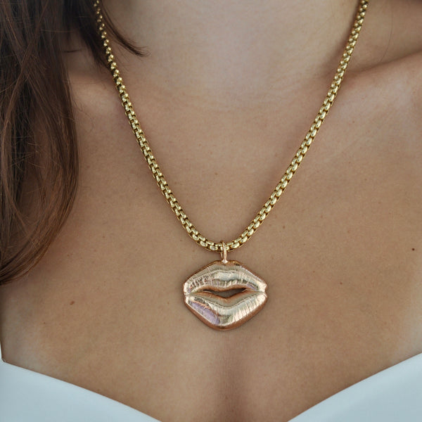 KACEY LIP NECKLACE