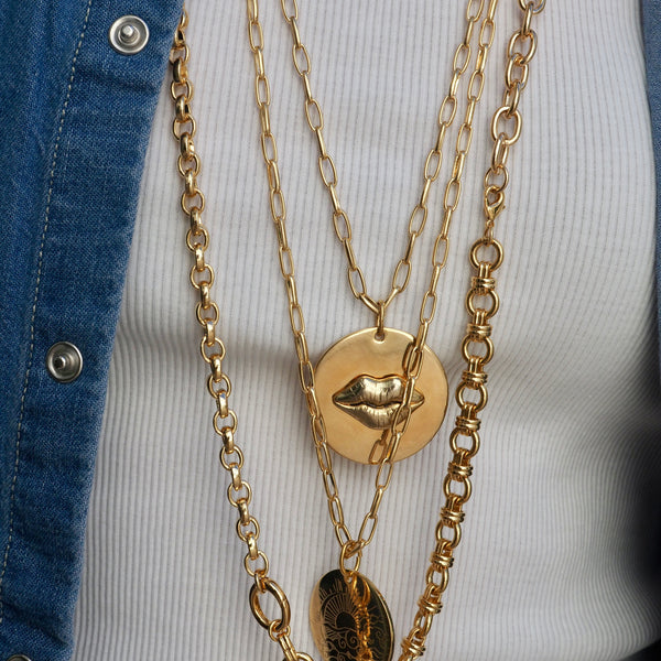 SYDNEY LIPS DISC NECKLACE