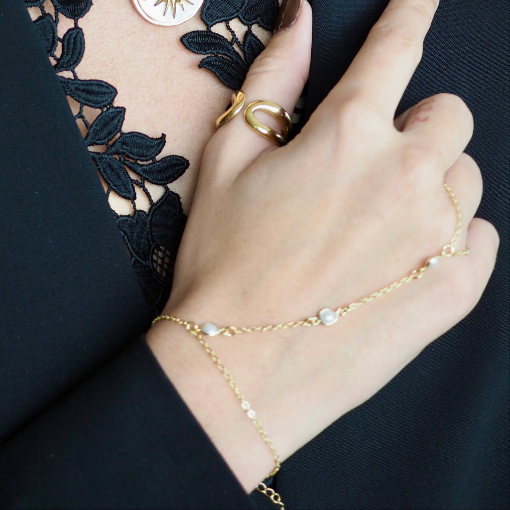 EMERY PEARL  HAND CHAIN BRACELET