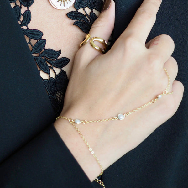 EMERY PEARL  HAND CHAIN BRACELET