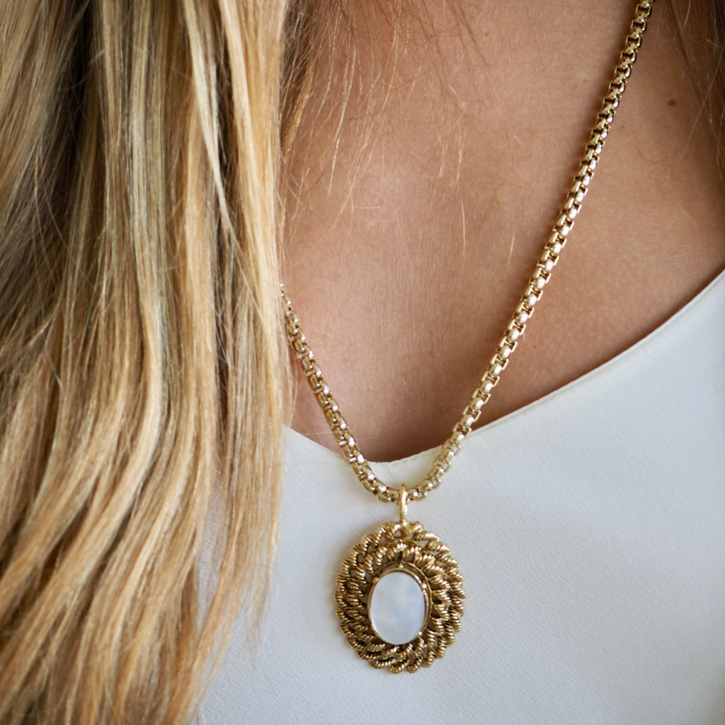 GINA  TRIPLE ROPE MOTHER  OF PEARL