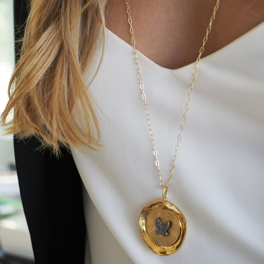 LIVEE FLUTED BUTTERFLY DISC NECKLACE