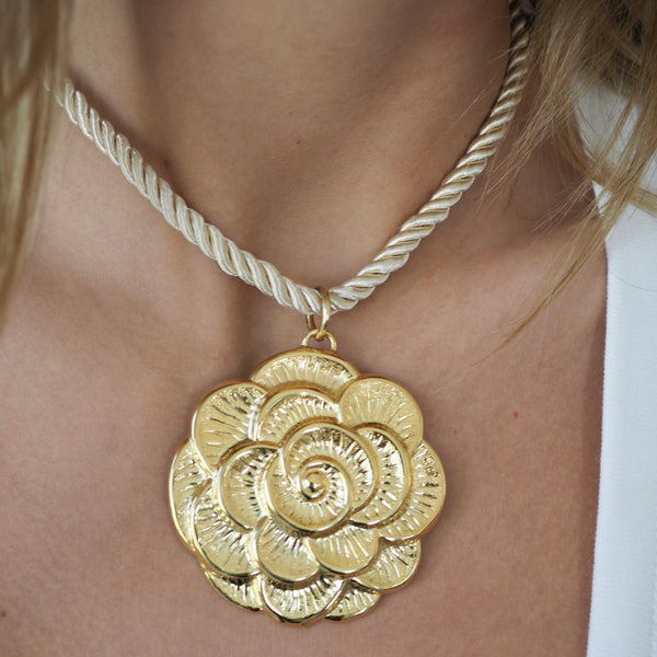 NADDIE STATEMENT FLOWER NECKLACE