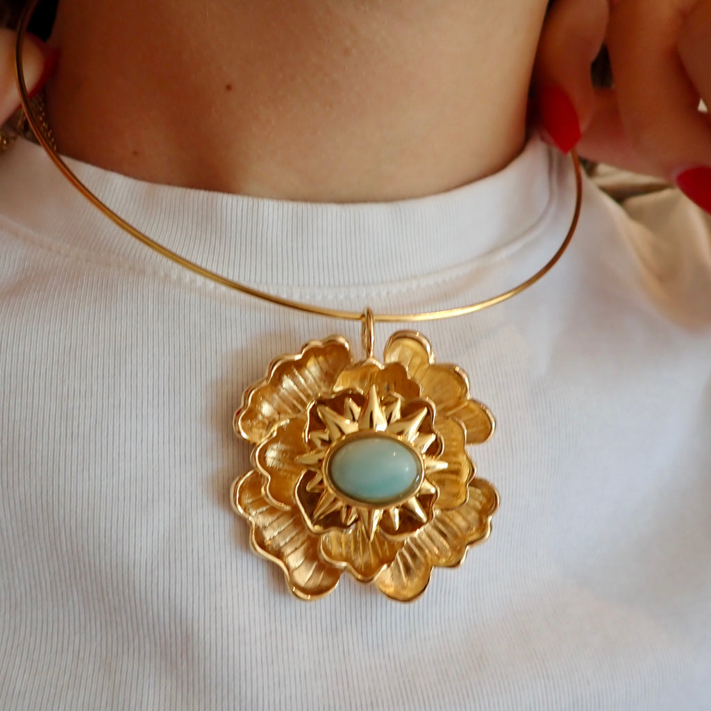 LOLA   EIGHT LEAF PETAL FLOWER PENDANT NECKLACE