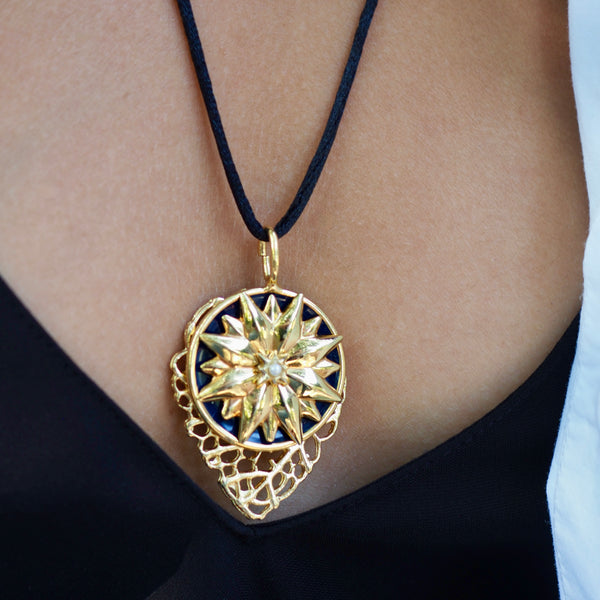 CASEE BURST WEB  DROP NECKLACE